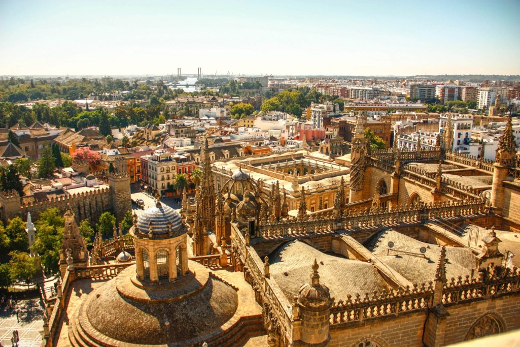 Vue panoramique d'une ville avec des bâtiments historiques et une architecture impressionnante.