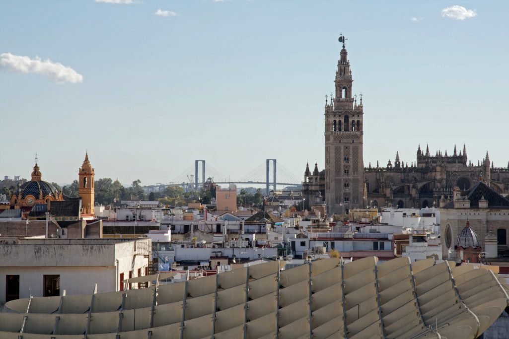 Vue panoramique de Séville avec la tour de la Giralda et des toits colorés.